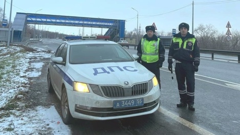 Накачали колесо и сопроводили до шиномонтажа: инспекторы ГИБДД помогли омичу на трассе