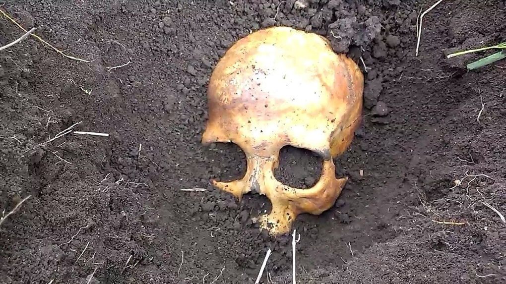 Омич откопал в огороде останки бывшего мужа своей супруги, которого она убила