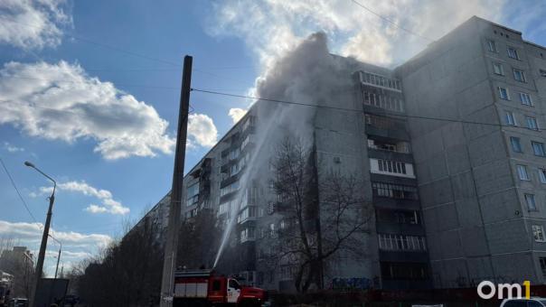 В Омске на Левобережье горят две квартиры – ФОТО