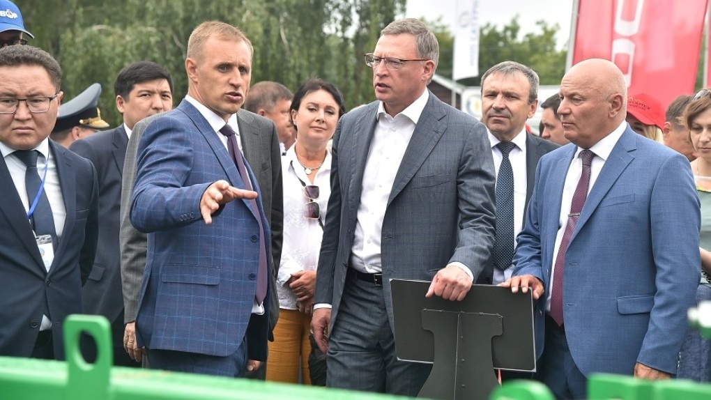 Бурков открыл выставку «АгроОмск-2022», на которой показали уникальную технику