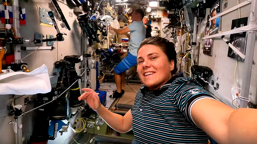 Новосибирская космонавтка Анна Кикина показала процесс уборки на МКС. ВИДЕО