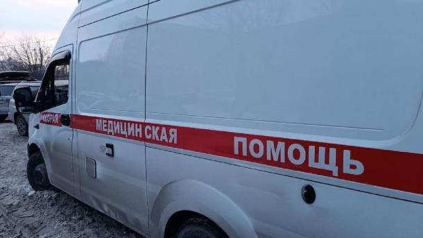 Водитель автомобиля Skoda впечатал двух пожилых новосибирцев в перила у ТЦ
