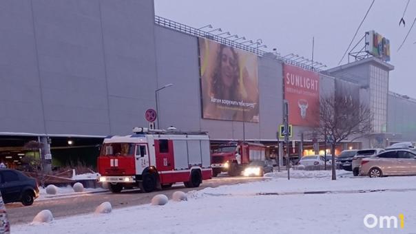 Срочная эвакуация: посетителей омской «Меги» попросили покинуть здание