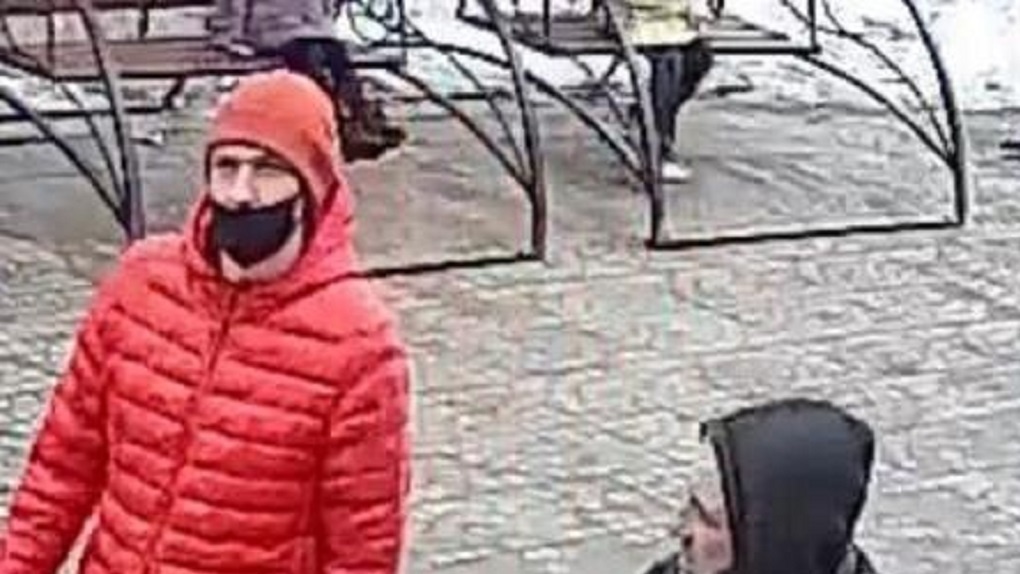 В Омске разыскивают мужчину, который сорвал цепочку за 40 тысяч с шеи девочки - ВИДЕО