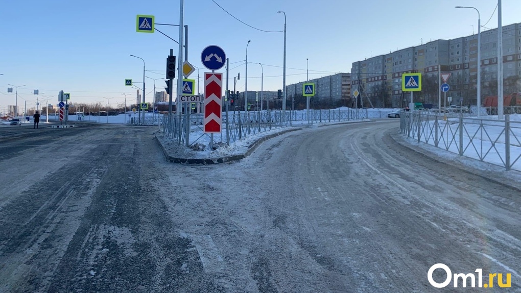 Северная половина. Автомобилисты на дорогах гололед.. Уровень гололёда на дорогах Омск. Гололед на дорогах Омска сегодня. Пешеход Омск.