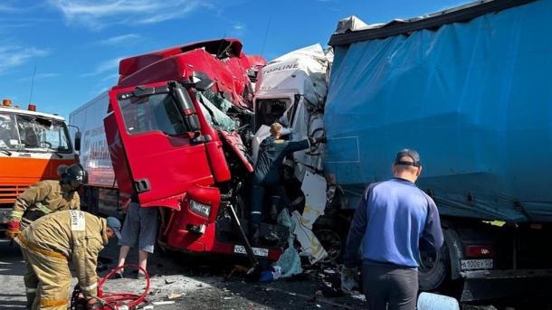 Две кабины всмятку: на трассе под Омском случилось жуткое ДТП