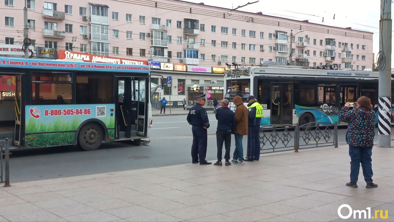 Автобус 346 остановки. Голубой огонек Омск. 346 Маршрутка Омск.