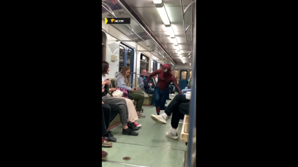 Позитивного незнакомца в костюме Человека-паука заметили в новосибирском метро