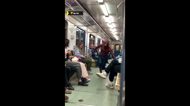 Позитивного незнакомца в костюме Человека-паука заметили в новосибирском метро
