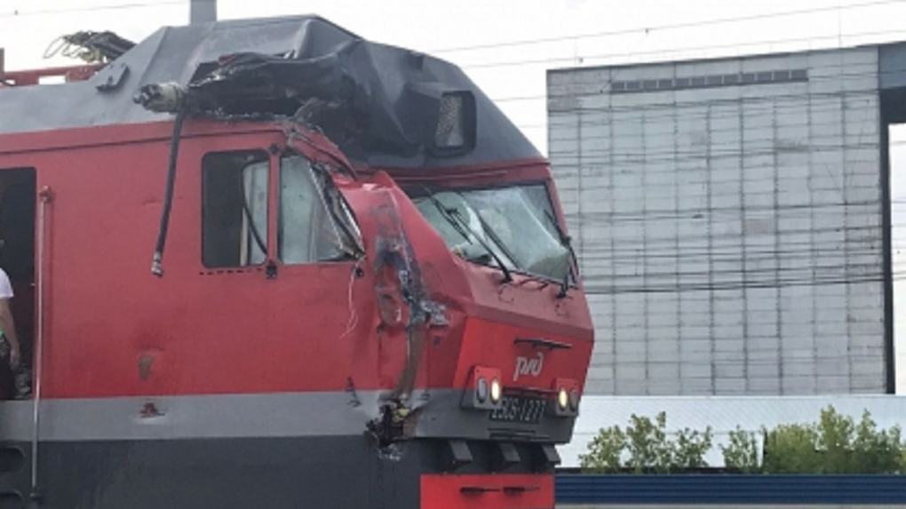 Омские следователи разбираются в причинах странного столкновения двух поездов