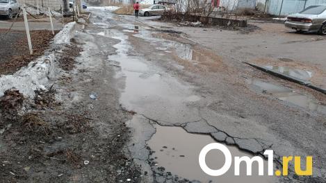 Омичи пожаловались на огромную яму на улице 2-й Мельничной, которая мешает проезду