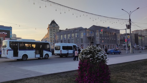 Автозаки дежурят на площади Ленина в Новосибирске. ВИДЕО