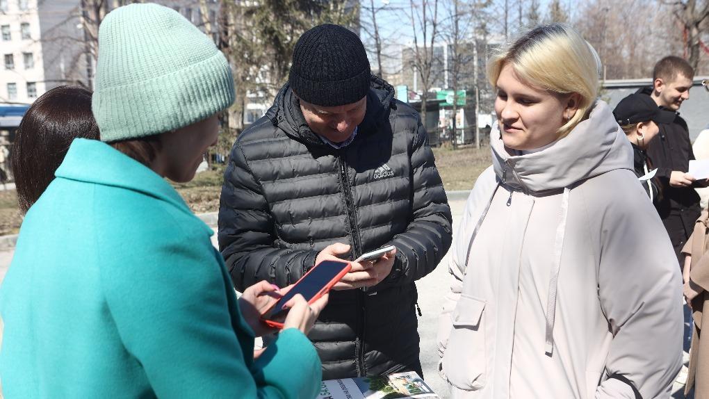 Волонтёры помогают новосибирцам проголосовать за объекты благоустройства
