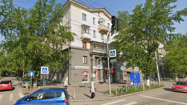 На объект культурного наследия в Новосибирске навесили вывески «Пятерочки»