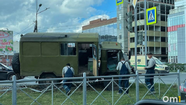 В Омске машина с рабочими снесла забор