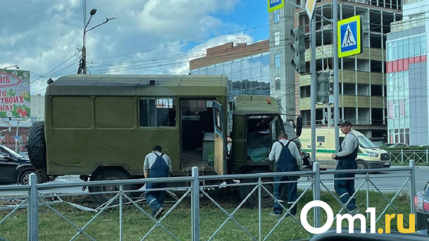 В Омске машина с рабочими снесла забор