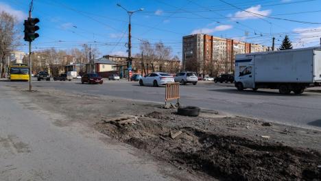 «Крошка разбивает лобовые стёкла»: новосибирцы пожаловались на дорогу, которая убивает их машины