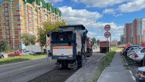 В Омске на улице Степанца начался дорогостоящий ремонт разбитой дороги
