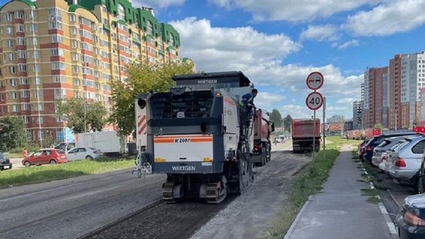 В Омске на улице Степанца начался дорогостоящий ремонт разбитой дороги