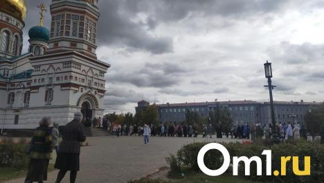 Омичи выстроились в гигантскую очередь ради святыни в Успенском соборе