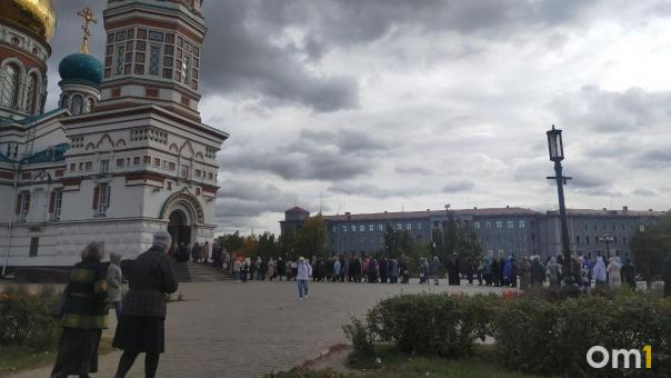 Омичи выстроились в гигантскую очередь ради святыни в Успенском соборе