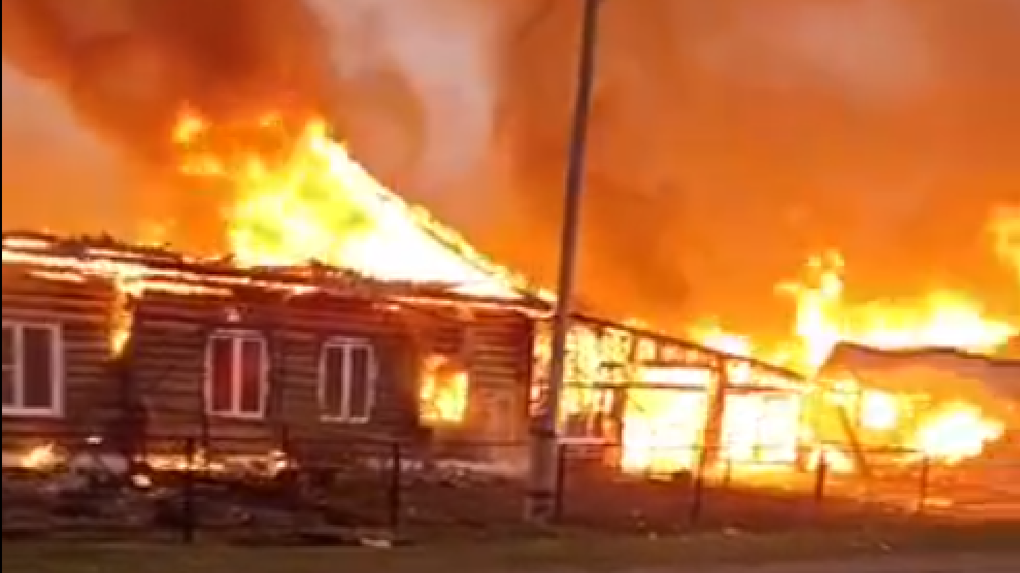 В Омской области пожар уничтожил два жилых дома за 20 минут