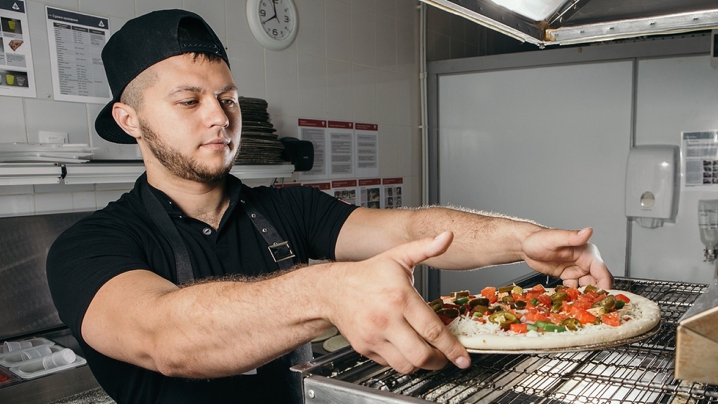 Пиццу заказывали? Как в Новосибирске делают итальянское блюдо с американским акцентом и капелькой добра