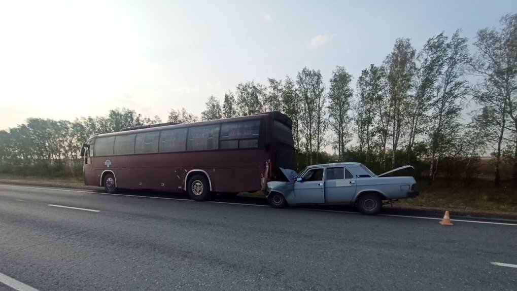 Под Омском легковушка врезалась в автобус, водитель получил тяжёлые травмы