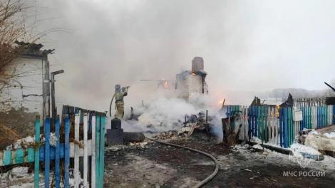 В Омской области загорелся дом и надворные постройки — погиб один человек