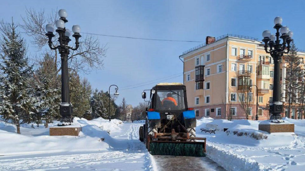 В Омске дорожные службы устраняют последствия мощного снегопада