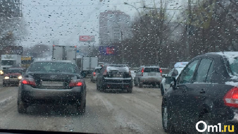 Центр Омска стал «кроваво-красным» из-за жесточайших пробок