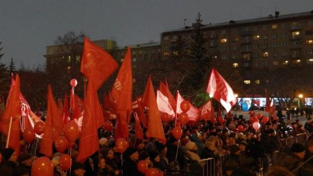 Реплику Знамени Победы развернут 1 мая у Монумента Славы в Новосибирске