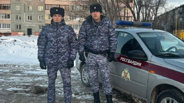Сотрудники Росгвардии помогли омичу потушить горящую машину в Нефтяниках