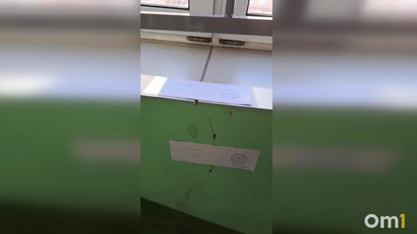 В Омске многоэтажка потрескалась из-за стройки по соседству