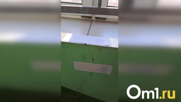 В Омске многоэтажка потрескалась из-за стройки по соседству