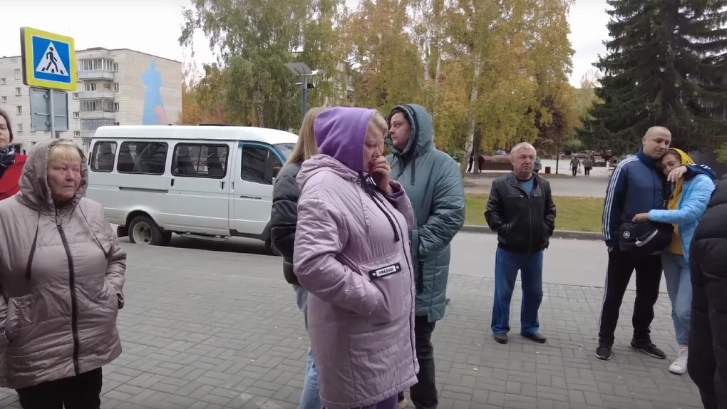 Рыдают взрослые и дети: трогательное видео прощания с призывниками под Новосибирском появилось в сети