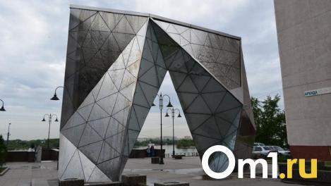 В Омске вандалы разнесли стеклянные конструкции на Чокана Валиханова