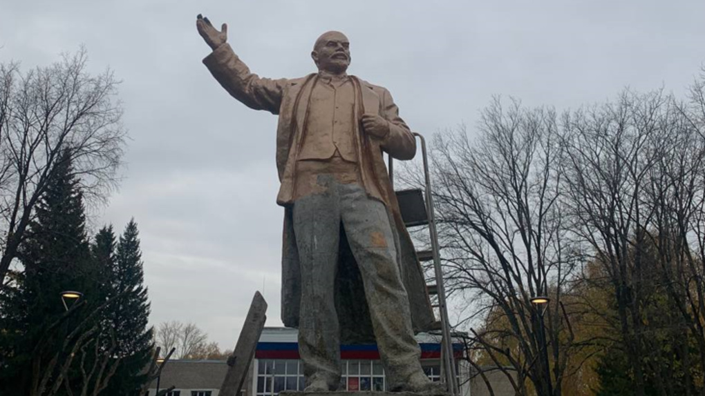 Наполовину отреставрированный памятник Ленину установили в Новосибирске