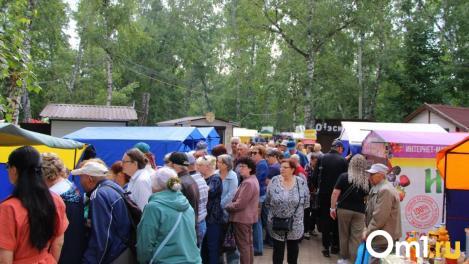На «АгроОмске» продают дешёвый алтайский мёд: за ним выстроилась гигантская очередь