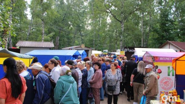 На «АгроОмске» продают дешёвый алтайский мёд: за ним выстроилась гигантская очередь
