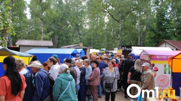 На «АгроОмске» продают дешёвый алтайский мёд: за ним выстроилась гигантская очередь