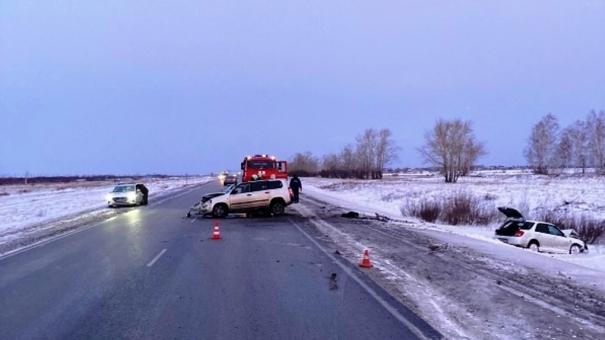 На трассе под Омском в аварии на встречной полосе погибла женщина