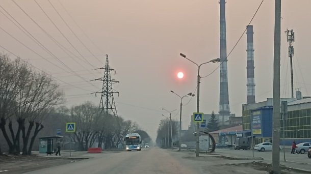 Из-за смога над Омском появилось «кровавое» солнце