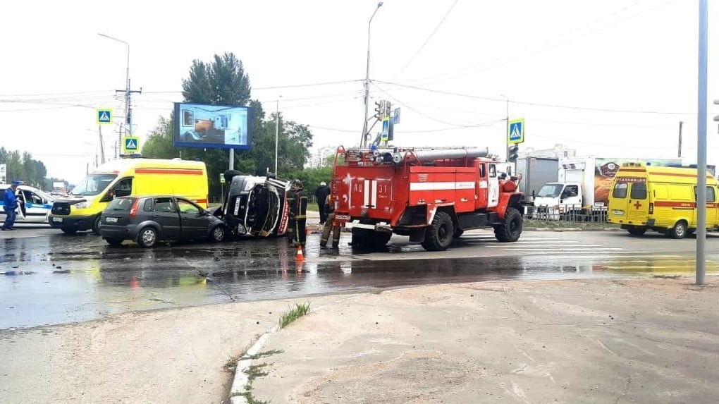 В Омске женщина за рулём иномарки протаранила автомобиль скорой помощи