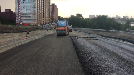 В Новосибирске приступили к укладке асфальта на дороге до пляжа Наутилус. ФОТО