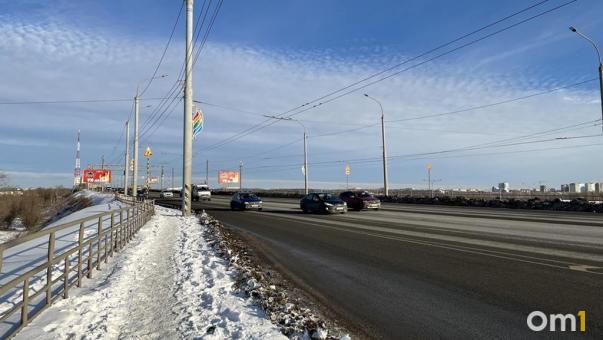 На мосту у омского Телецентра приступили к снятию старого асфальта
