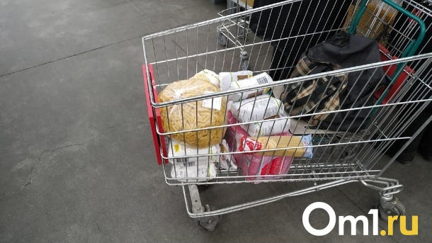 Омская полиция разыскивает подростков, которые закупались в магазине по чужой карте