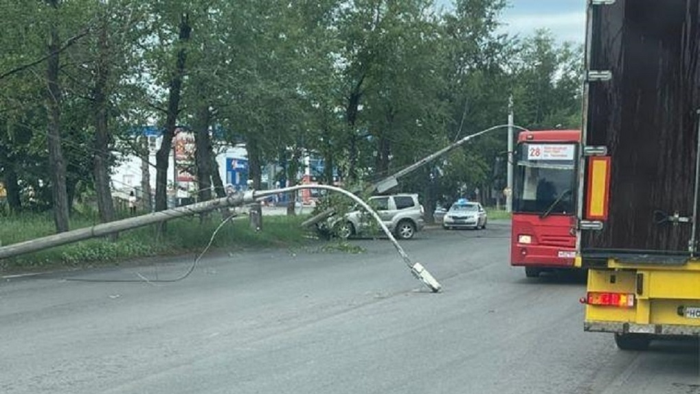 Уронила столб: иномарка врезалась в световую опору в Новосибирске. ВИДЕО