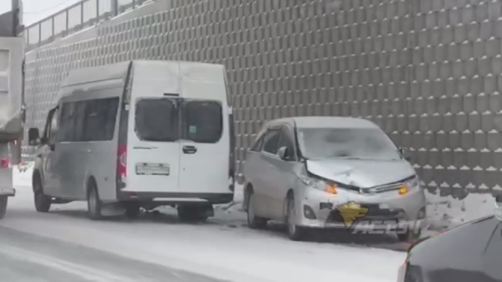 Две полосы движения перекрыты из-за ДТП под Бугринским мостом в Новосибирске