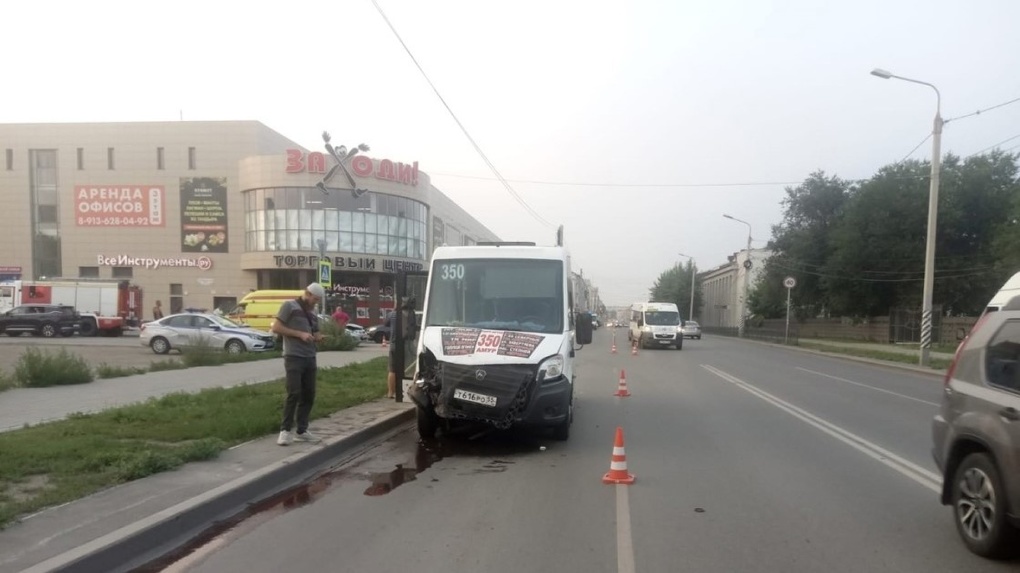 В Омске будут судить водителя, который устроил ДТП с маршруткой — в аварии серьёзно пострадала девочка